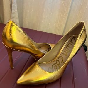 Women’s gold pointed toe heels size 9.5M